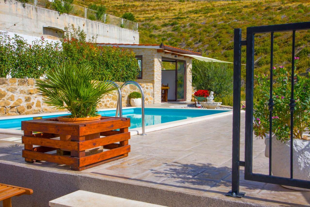 Hill Apartment With Private Pool Kucine Екстер'єр фото