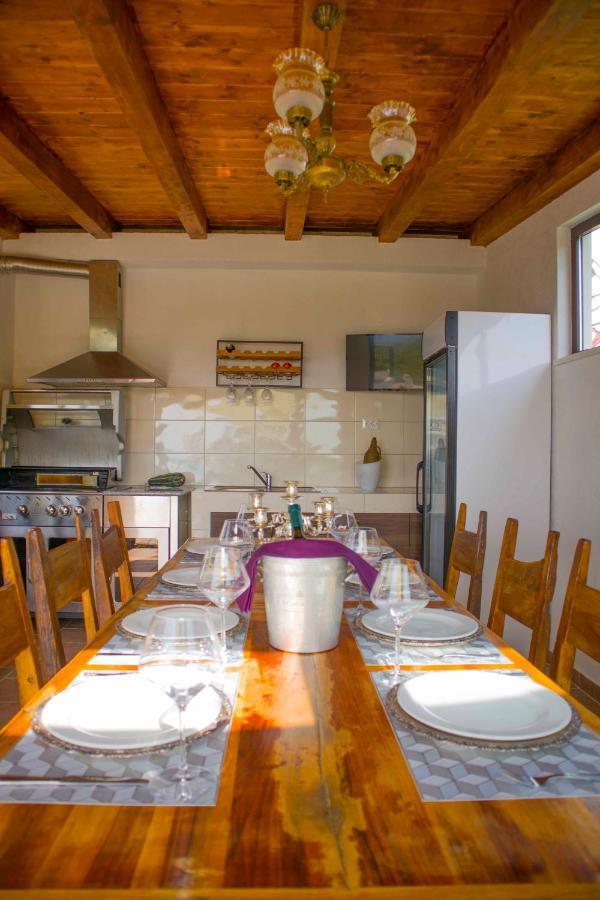 Hill Apartment With Private Pool Kucine Екстер'єр фото